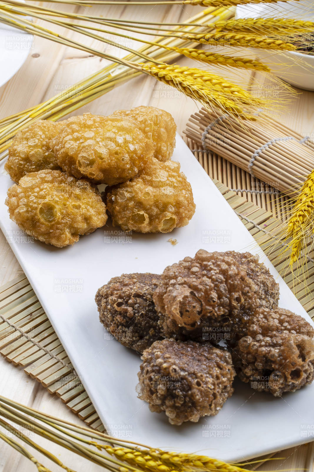 白色盘装的双色油炸糕图片