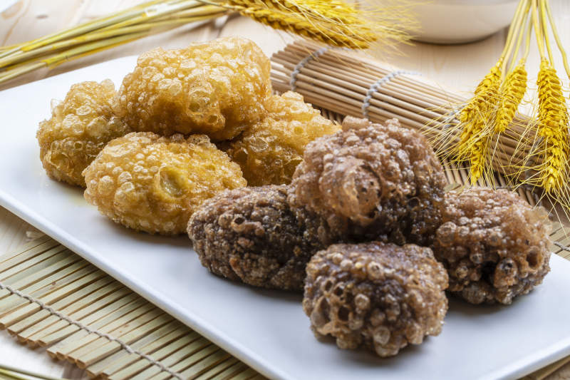 白色盘装的双色油炸糕图片