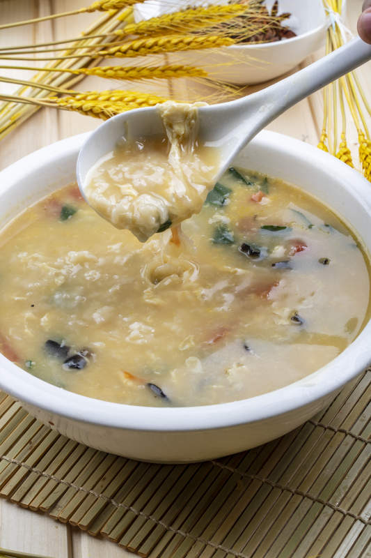 白瓷盆装的传统主食白面疙瘩汤图片