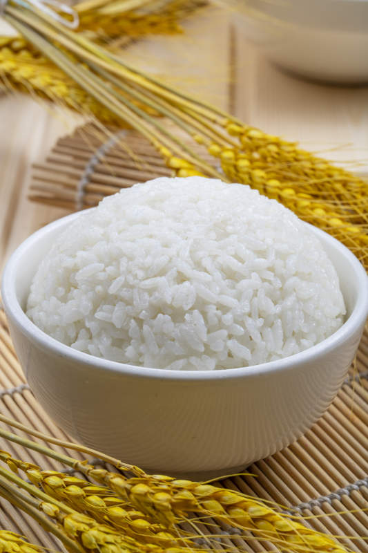 白瓷碗装的泰国香米白饭图片