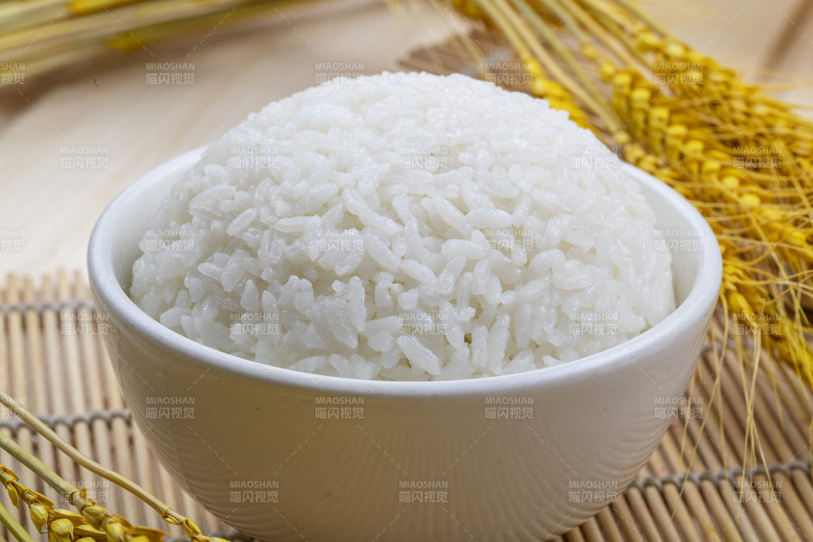 白瓷碗装的泰国香米白饭图片