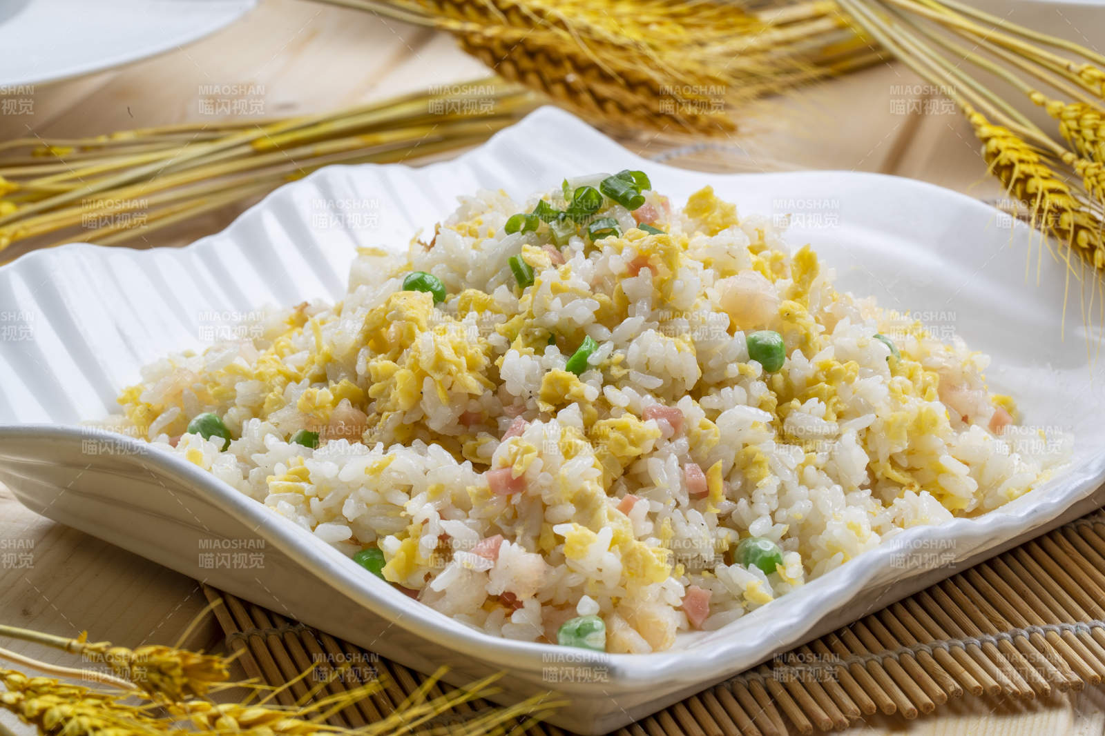 白瓷盘装的火腿虾仁青豆蛋炒饭图片