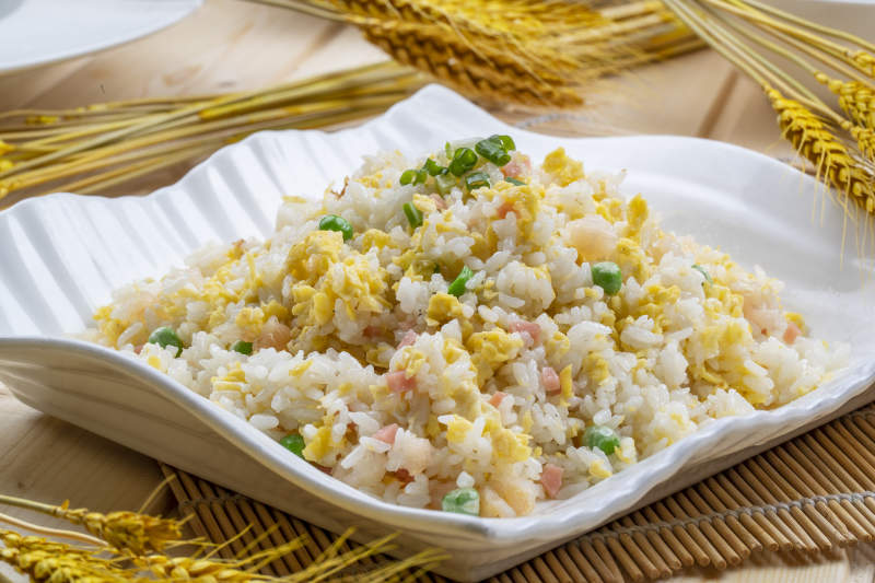 白瓷盘装的火腿虾仁青豆蛋炒饭图片
