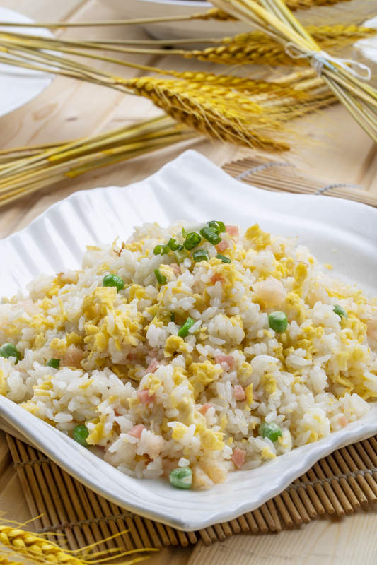 白瓷盘装的火腿虾仁青豆蛋炒饭图片