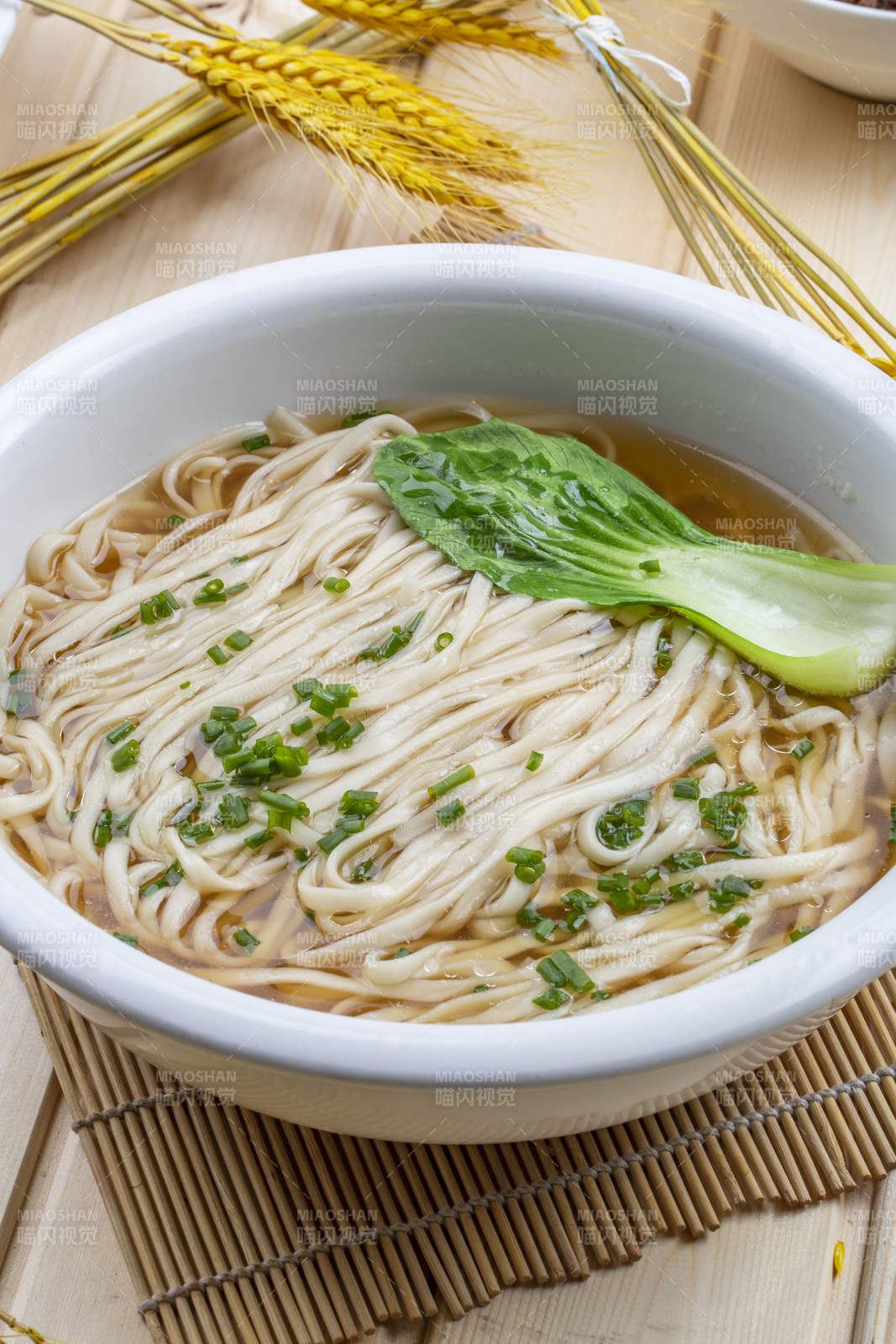 白色瓷盆装的素菜清汤挂面图片