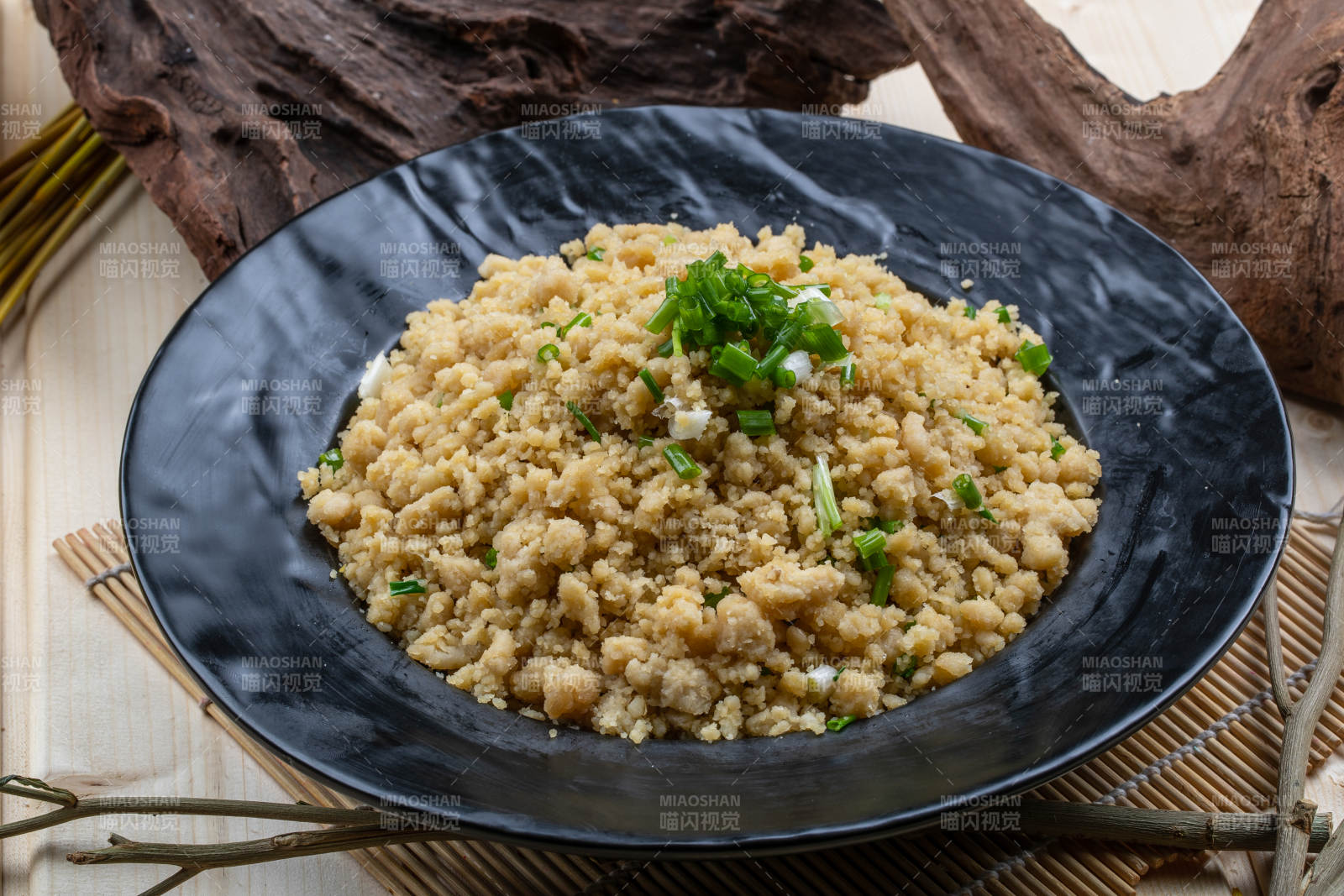 黑瓷盘装的坝上美食炒傀儡图片