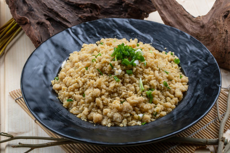 黑瓷盘装的坝上美食炒傀儡图片