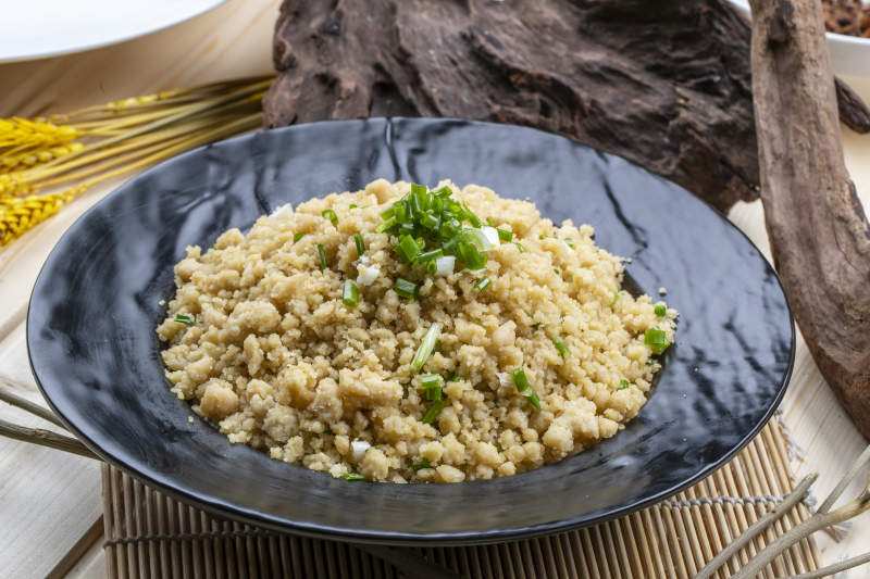 黑瓷盘装的坝上美食炒傀儡图片