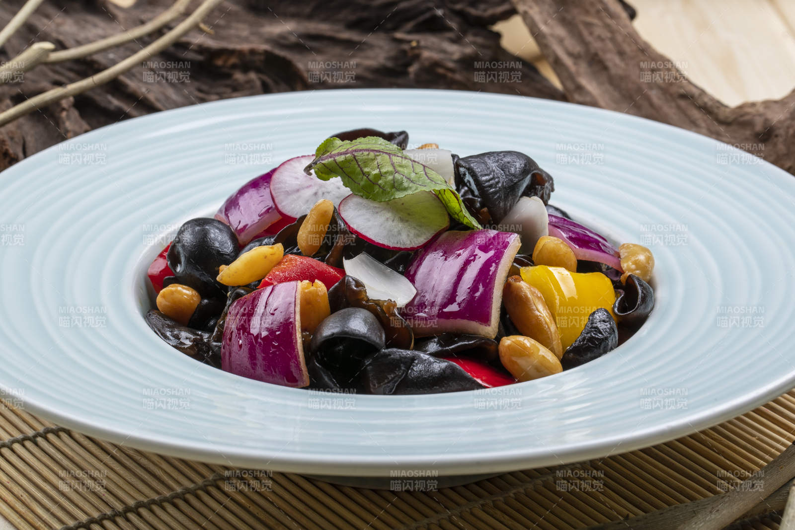 浇汁木耳银杏洋葱拌彩椒图片