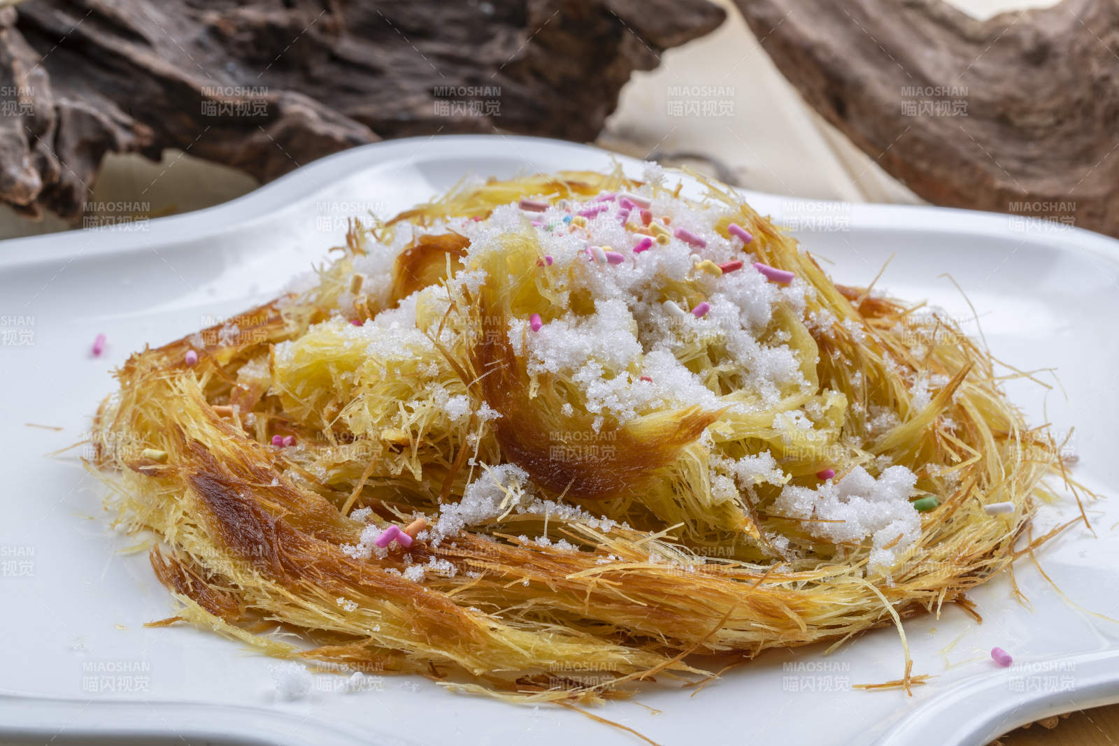 白色瓷盘装的一窝丝烧饼图片