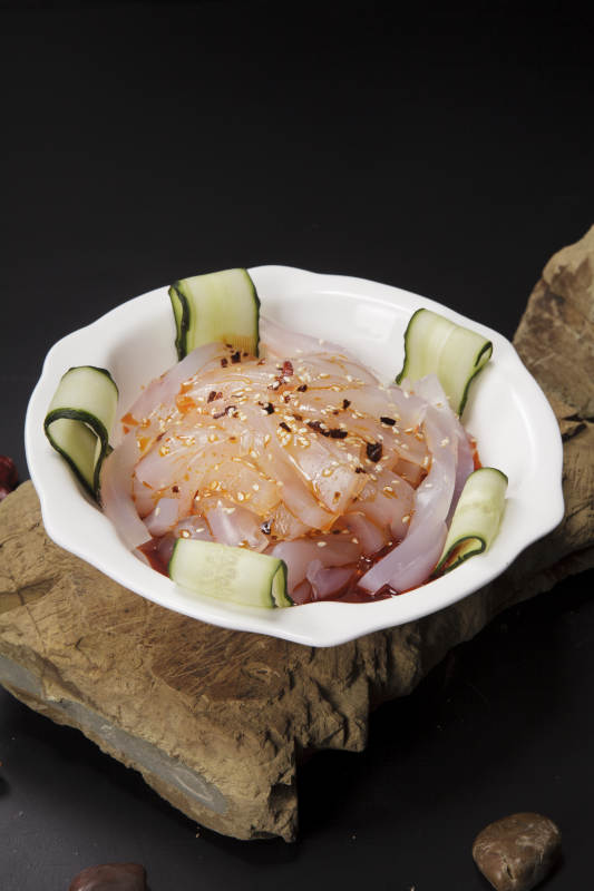 白色瓷盘装的川西凉粉图片