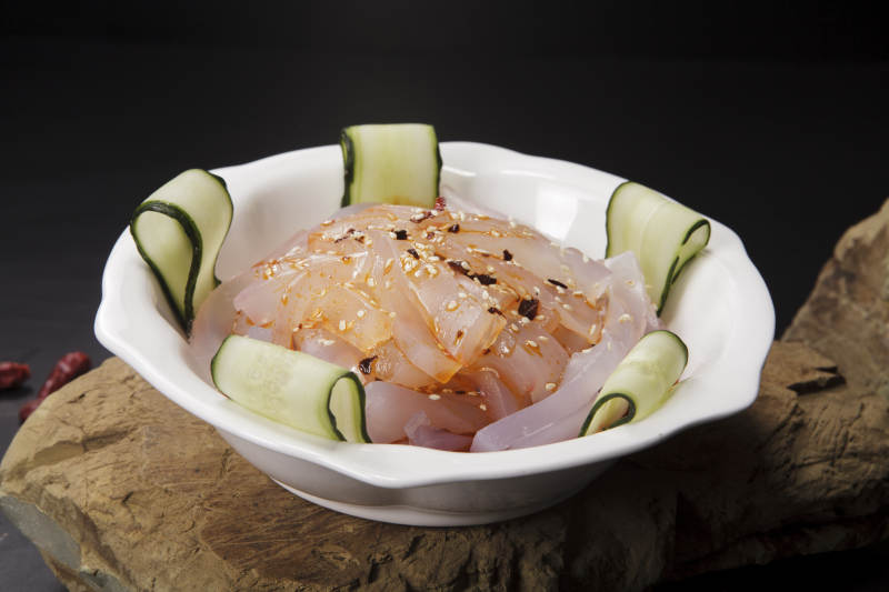 白色瓷盘装的川西凉粉图片