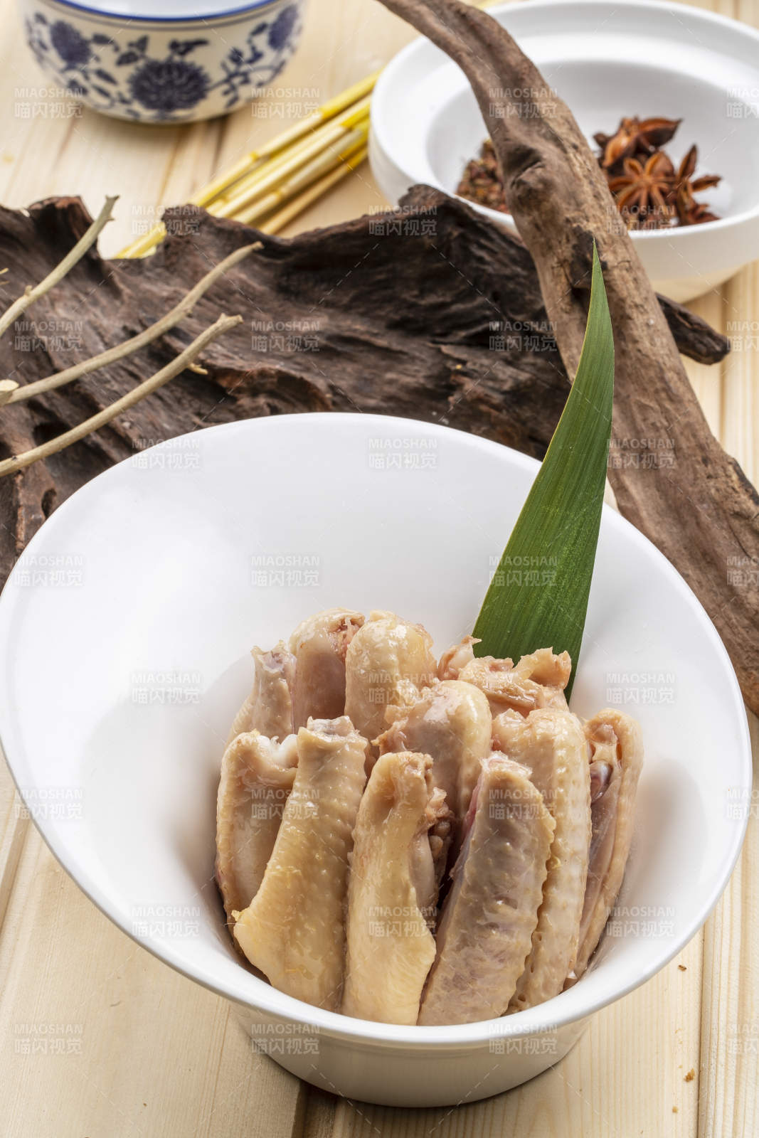 白色瓷碗装的盐水鸭翅图片