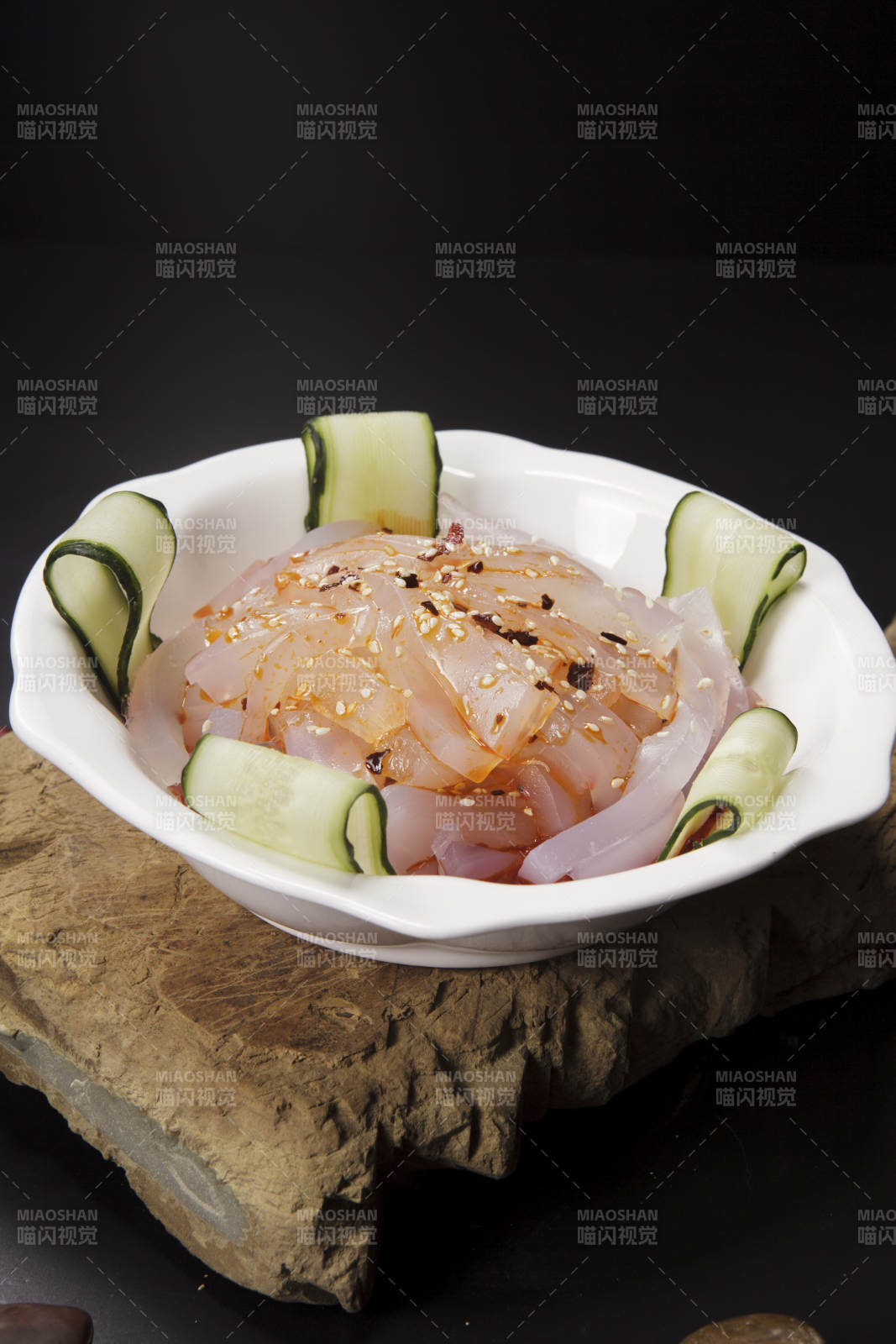 白色瓷盘装的川西凉粉图片