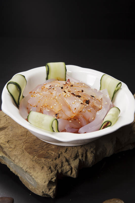 白色瓷盘装的川西凉粉图片