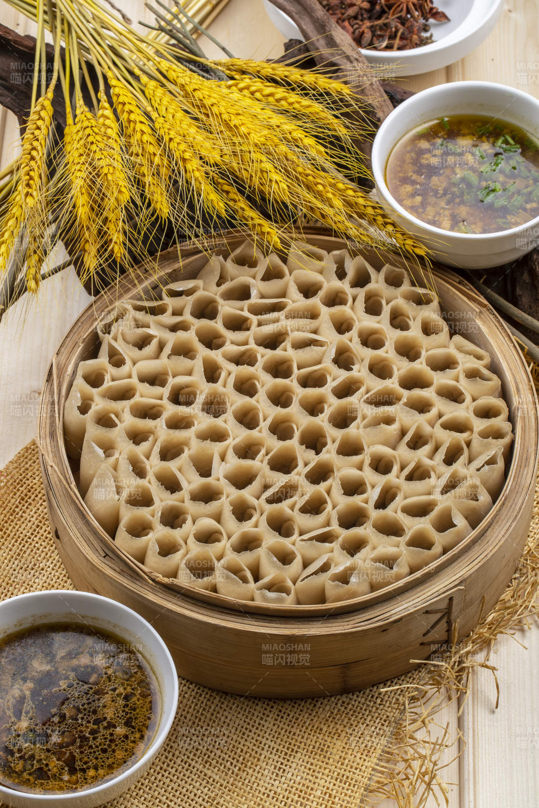 美味健康的莜面窝窝摆放在木板上图片