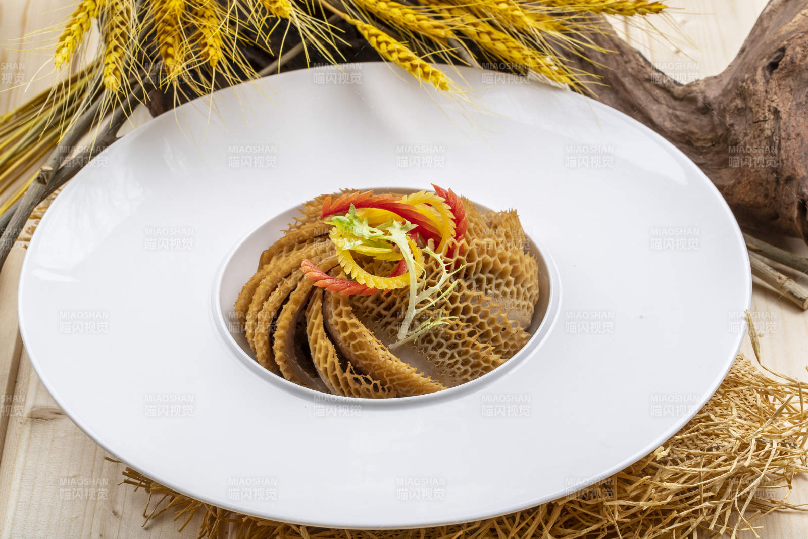 白色瓷盘装的卤水金钱肚图片