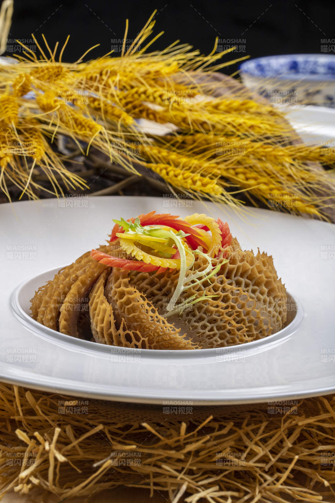 白色瓷盘装的卤水金钱肚图片