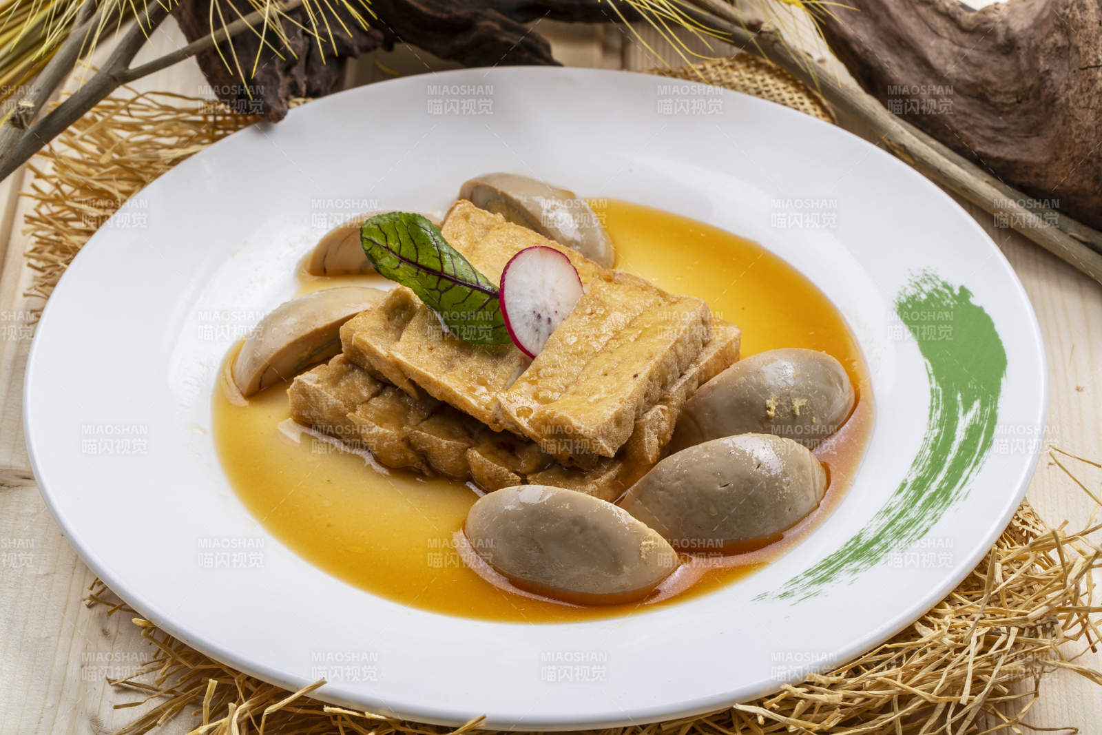 白瓷盘装的卤水素拼盘图片