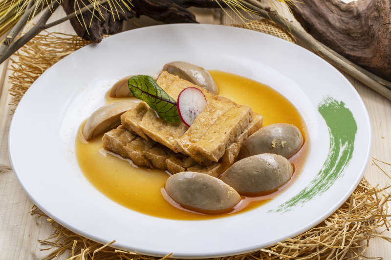 白瓷盘装的卤水素拼盘图片