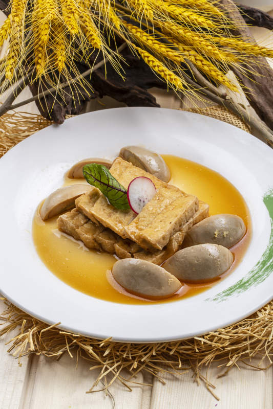 白瓷盘装的卤水素拼盘图片