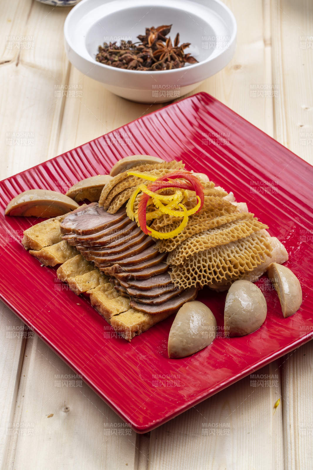 桑拿纳木板上的卤水拼盘图片