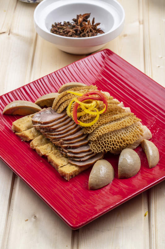 桑拿纳木板上的卤水拼盘图片