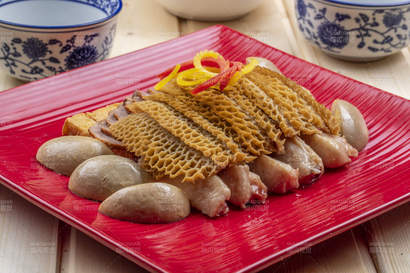 桑拿纳木板上的卤水拼盘图片