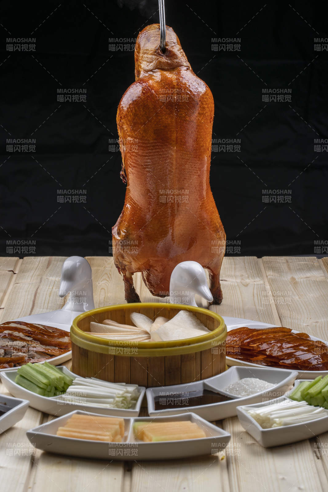 桑拿木质板上的北京烤鸭图片