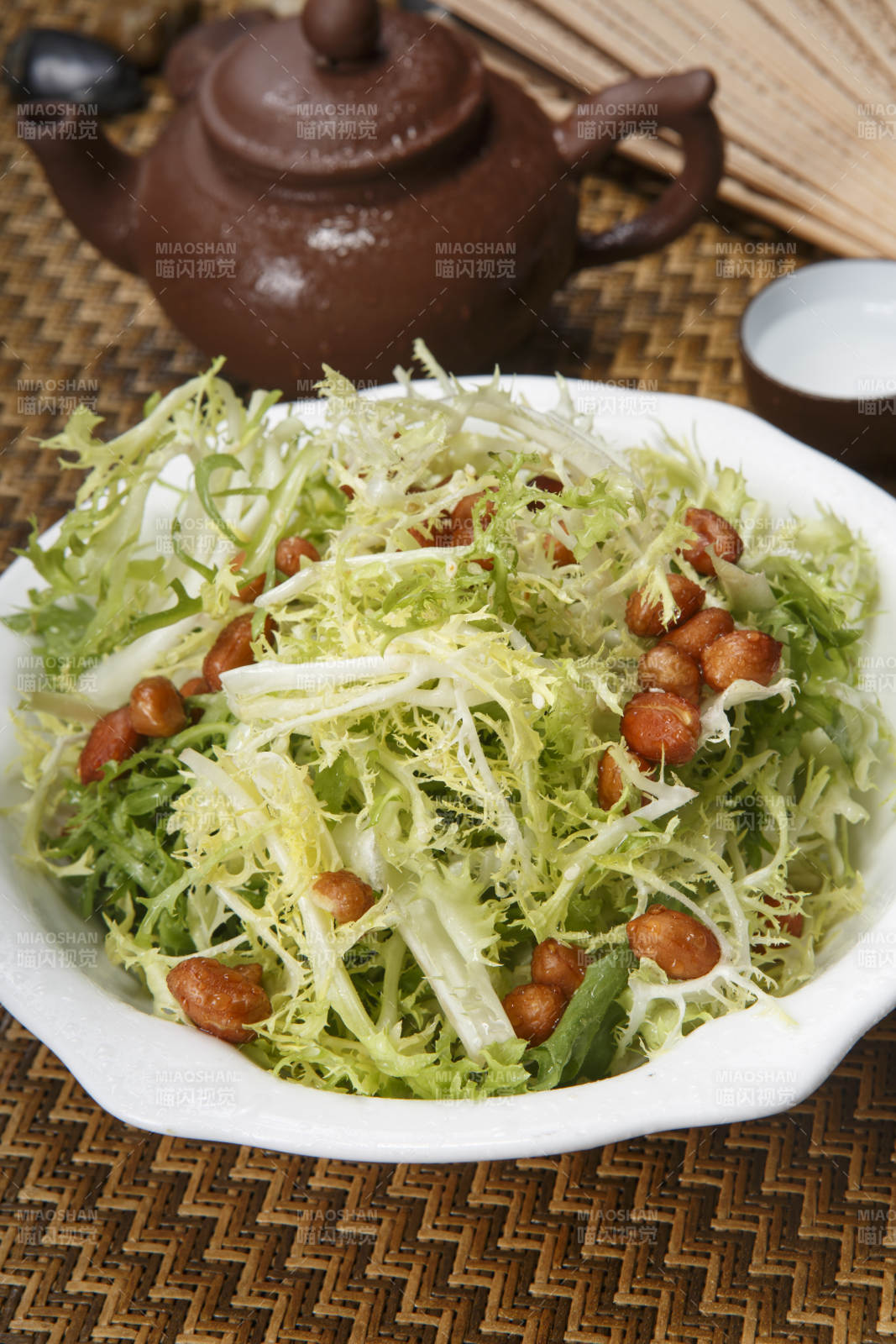 果仁呛拌苦菊图片