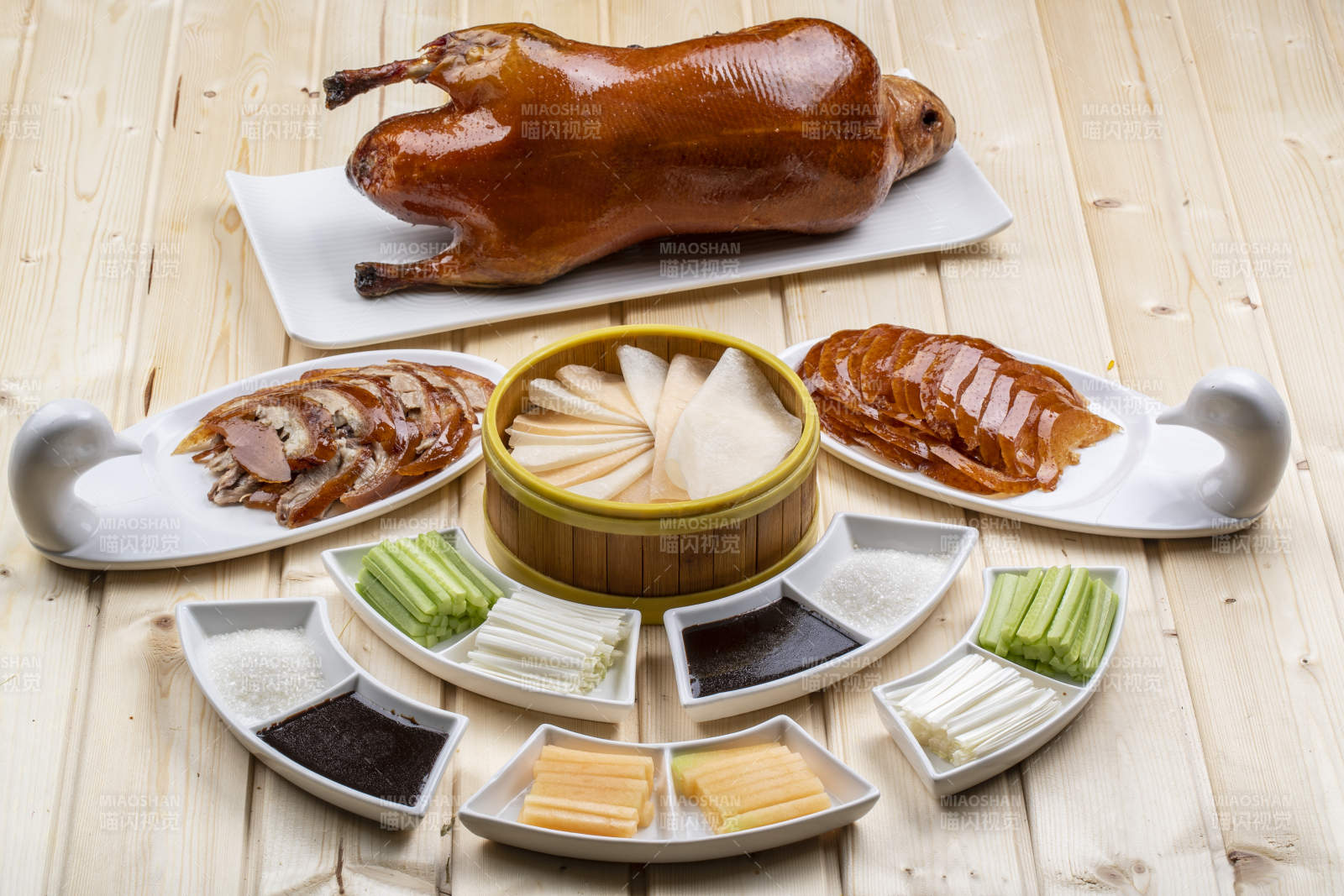 桑拿木质板上的北京烤鸭图片