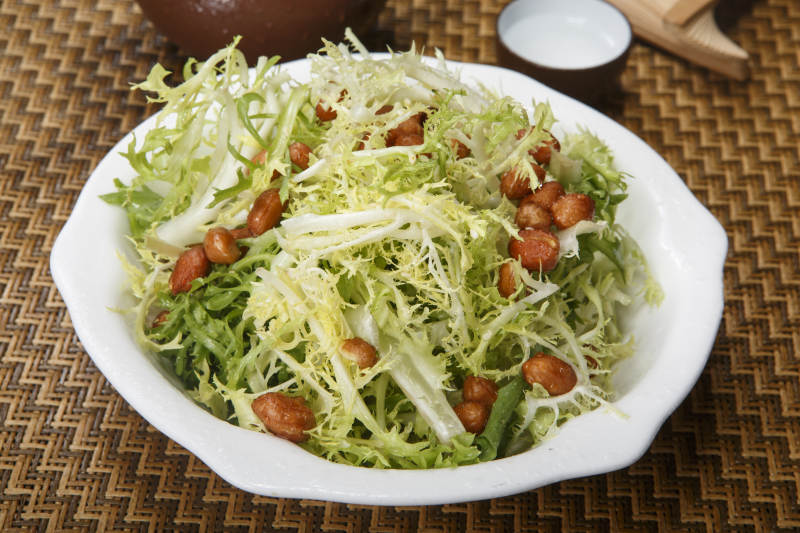 果仁呛拌苦菊图片