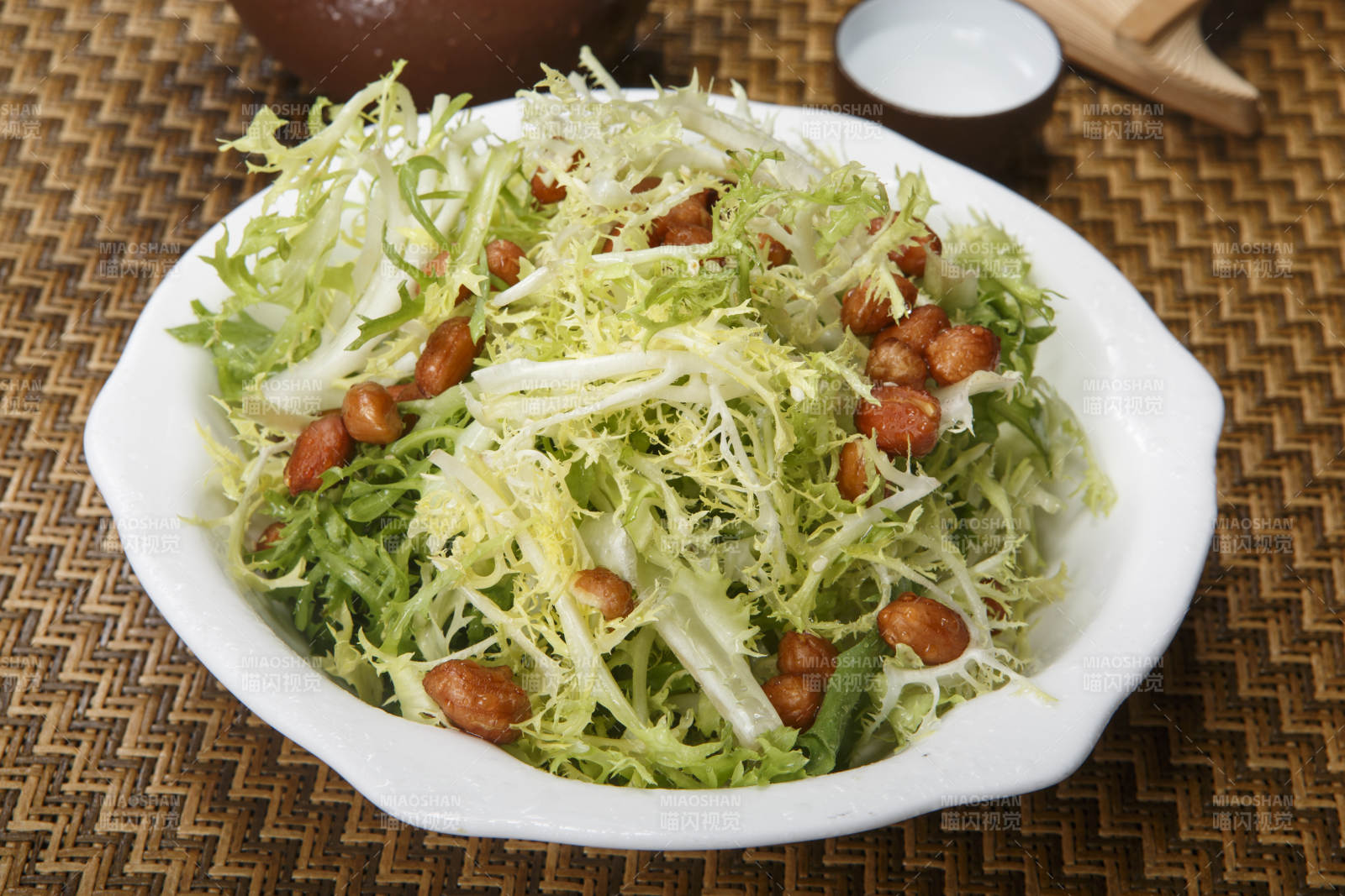 果仁呛拌苦菊图片