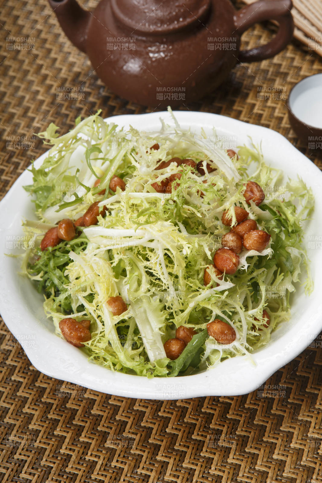 果仁呛拌苦菊图片