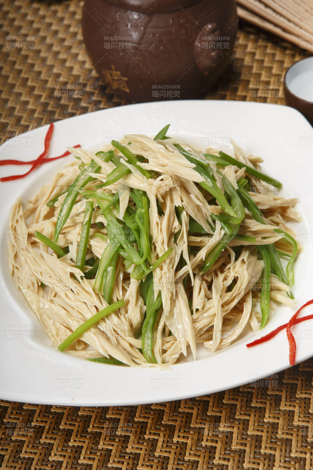 菱形瓷盘装的凉拌腐竹丝图片