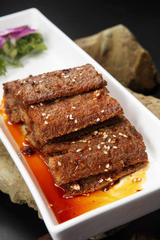 白色瓷盘装的香酥带鱼图片