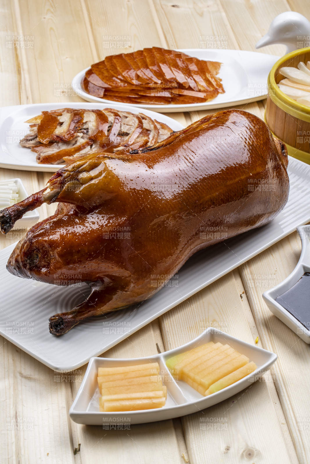 桑拿木质板上的北京烤鸭图片