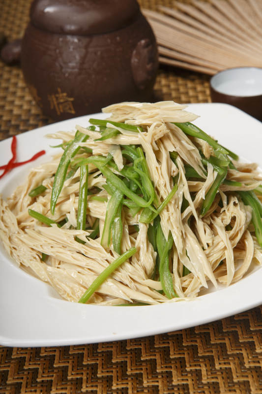 菱形瓷盘装的凉拌腐竹丝图片