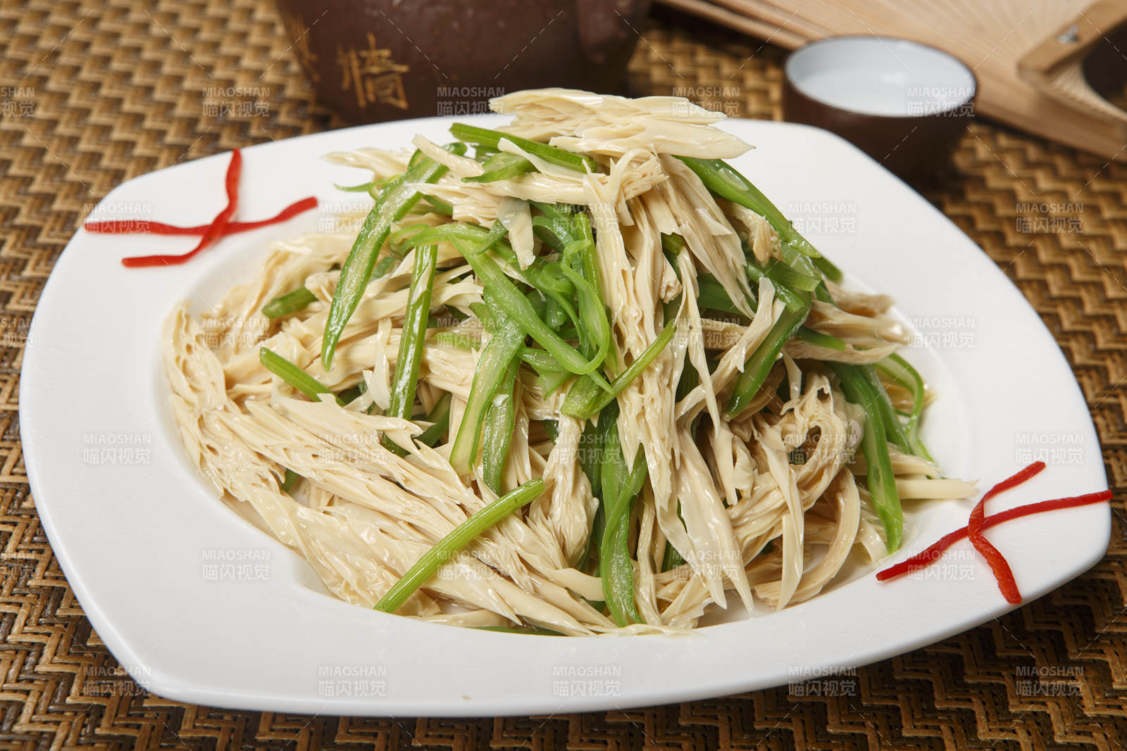 菱形瓷盘装的凉拌腐竹丝图片