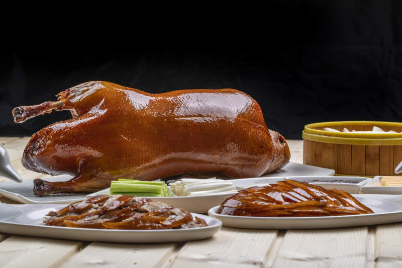 桑拿木质板上的北京烤鸭图片