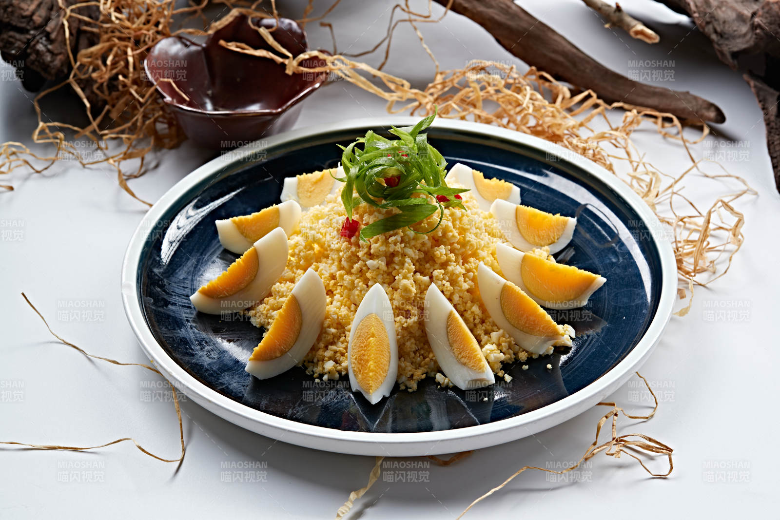 鸡蛋碎配水煮蛋图片