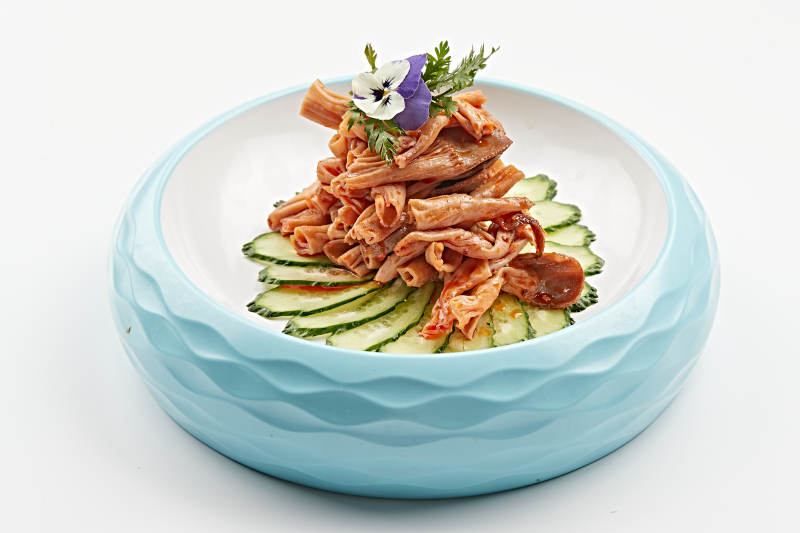 精美餐具装的香辣鸭板肠图片