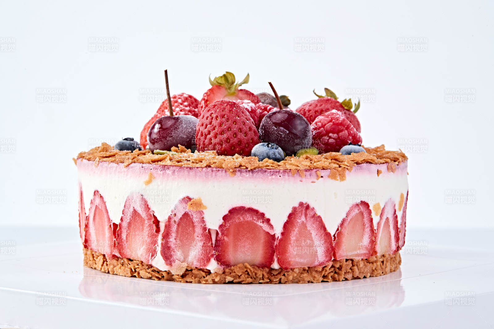 鲜水果点缀的鲜奶慕斯草莓烤坚果生日蛋糕图片