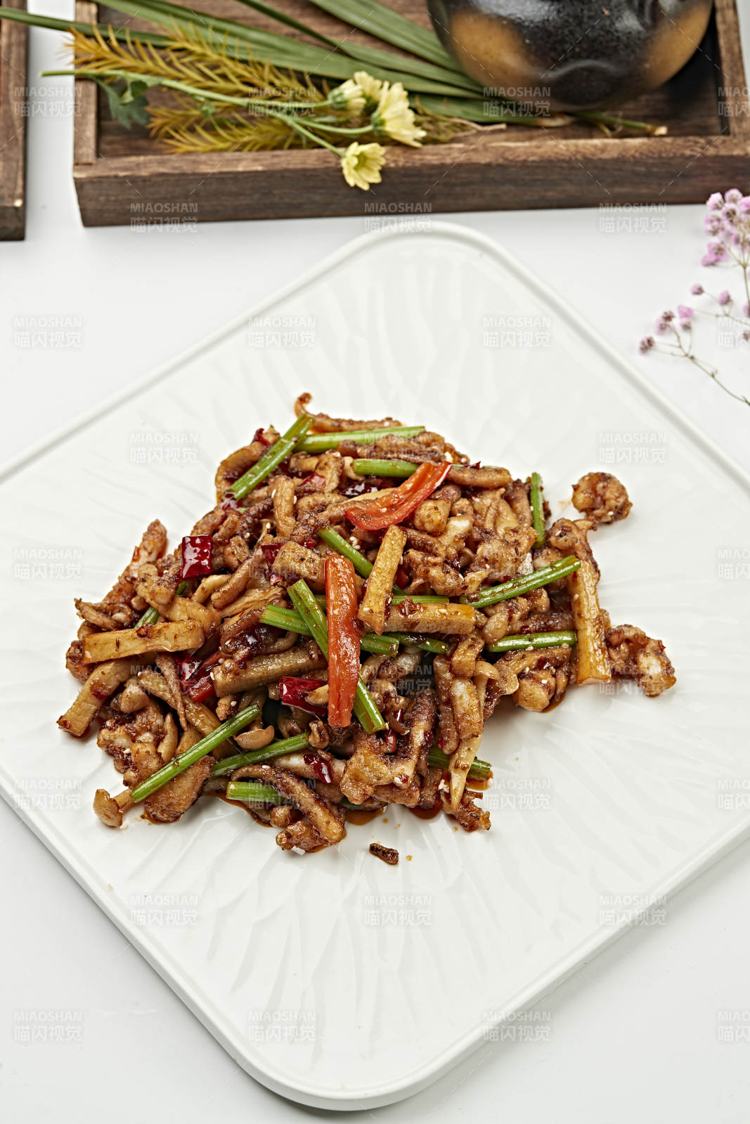 香辣爆炒杏鲍菇海鲜菇西芹彩椒鱿鱼须图片