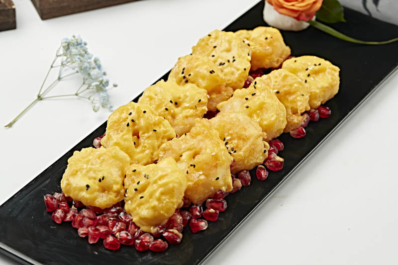 石榴籽配蜂蜜芥末油炸大虾球图片