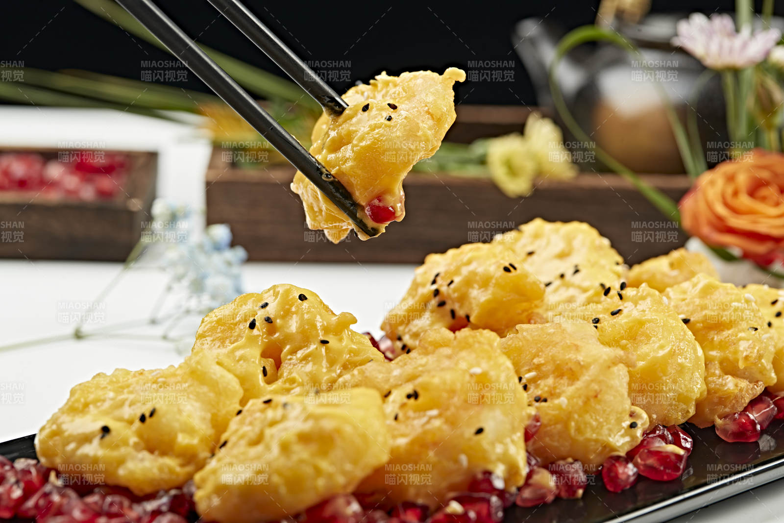 石榴籽配蜂蜜芥末油炸大虾球图片