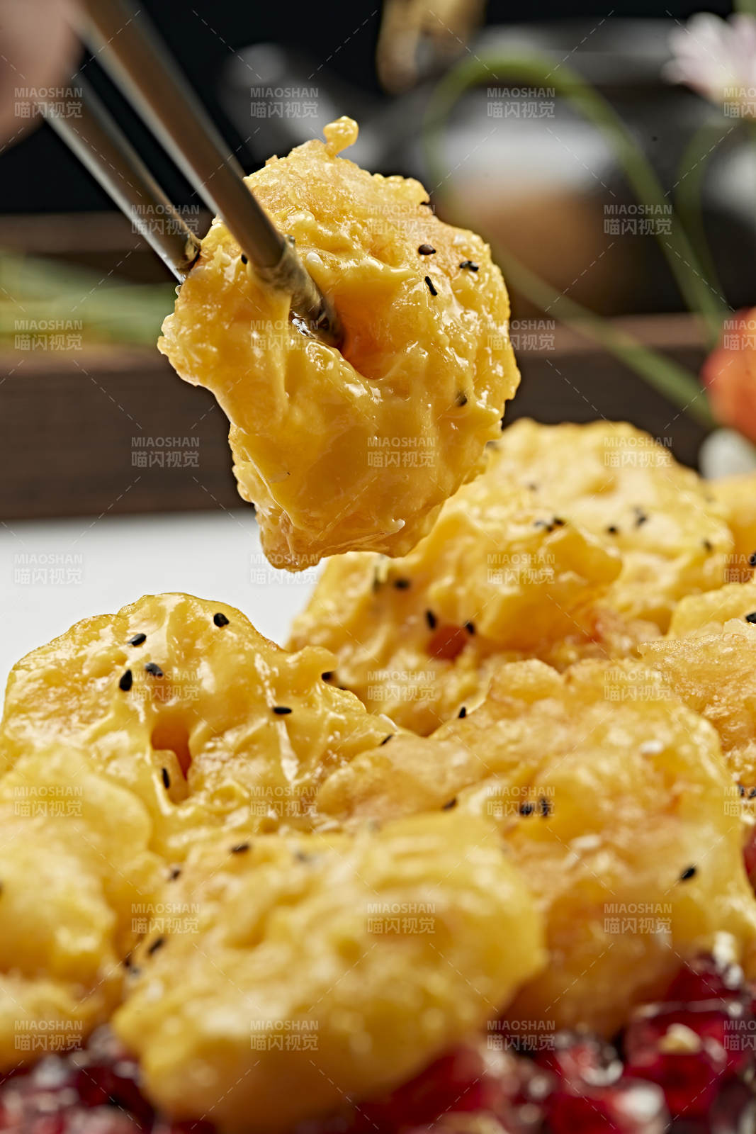 石榴籽配蜂蜜芥末油炸大虾球图片