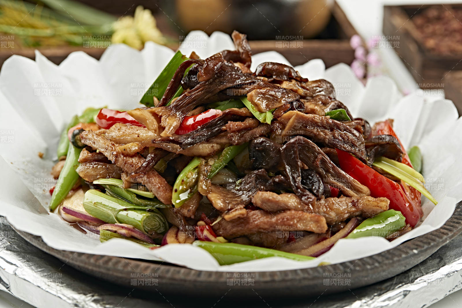 铁板葱香彩椒松蘑猪里脊丝图片