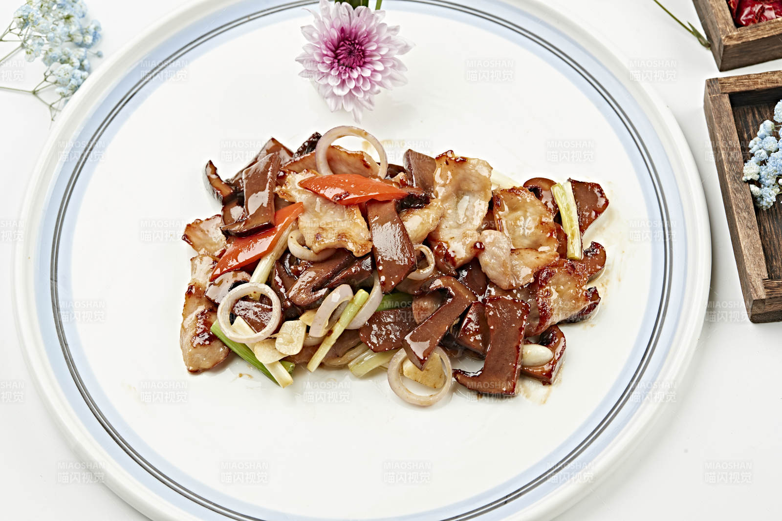 五花肉片炒红松菇图片