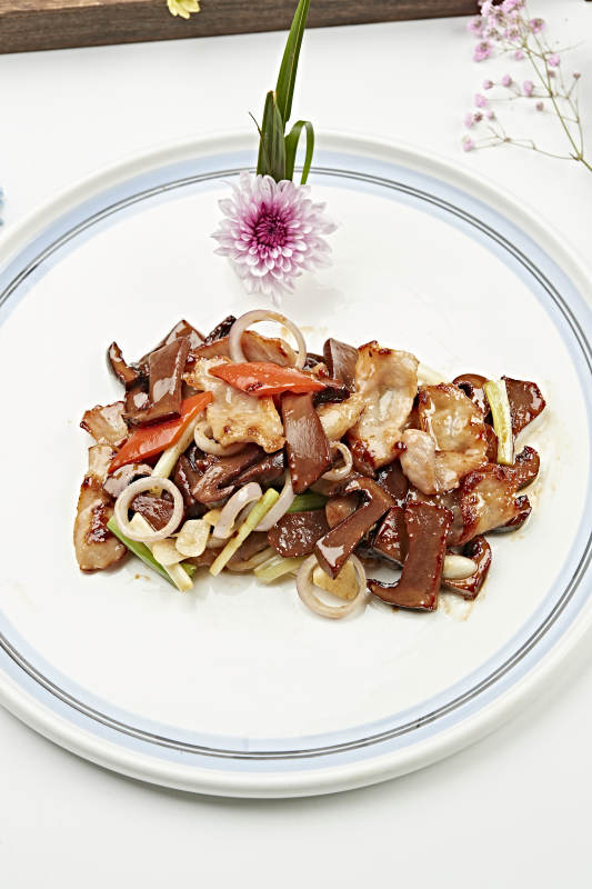 五花肉片炒红松菇图片